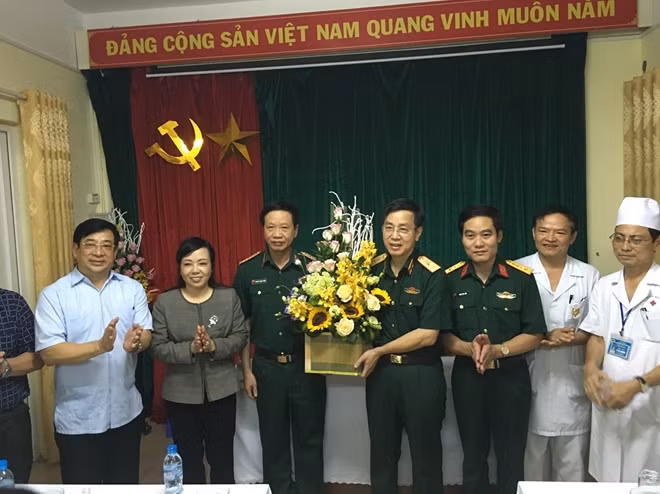 Bộ trưởng Bộ Y tế chúc mừng các bác sĩ BV Quân y 103 đã ghép đa tạng thành công