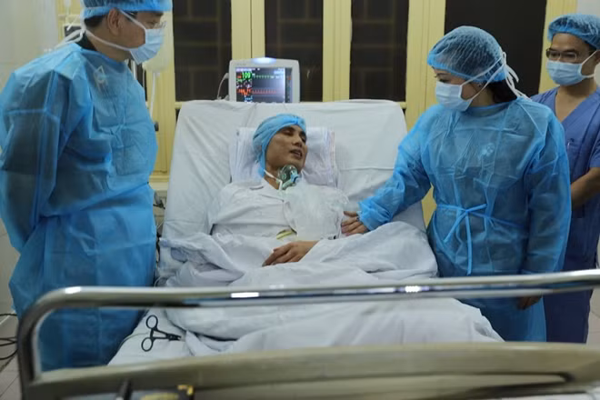 Bộ trưởng Bộ Y tế thăm bệnh binh được ghép tạng