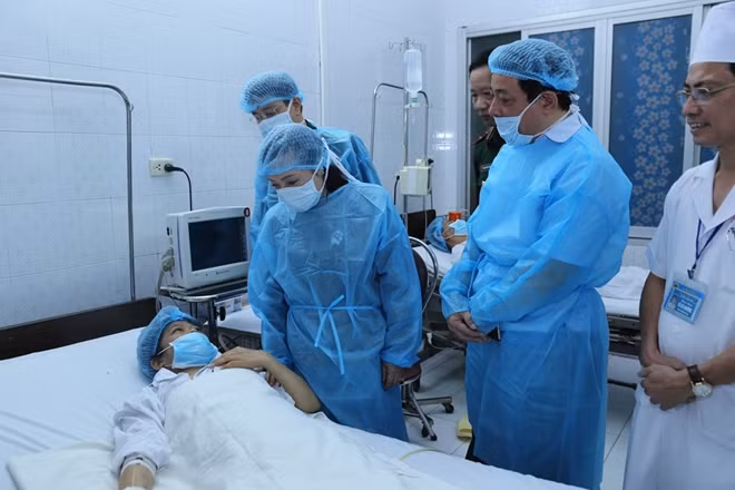 Bộ trưởng Bộ Y tế Nguyễn Thị Kim Tiến thăm các bệnh binh được ghép tạng