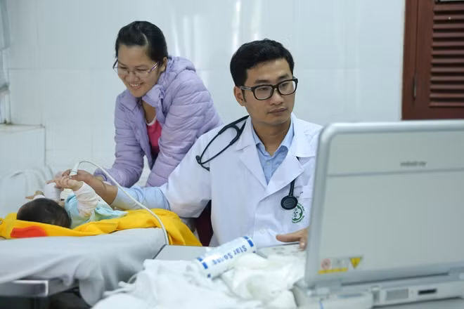 Bác sĩ Lê Tuấn Thành -Viện tim mạch Việt Nam kiểm tra bệnh tim cho trẻ