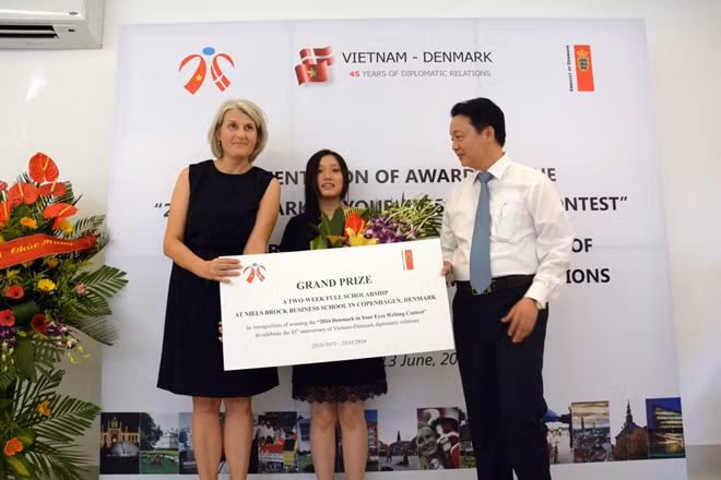 Đại sứ Charlotte Laursen và Chủ tịch Hội Hữu nghị Việt Nam – Đan Mạch (VIDAFA)/Bộ trưởng TM&MT Trần Hồng Hà trao giải cho Phạm Tâm Đan