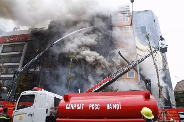 Cảnh sát PCCC đang nỗ lực dập đám cháy