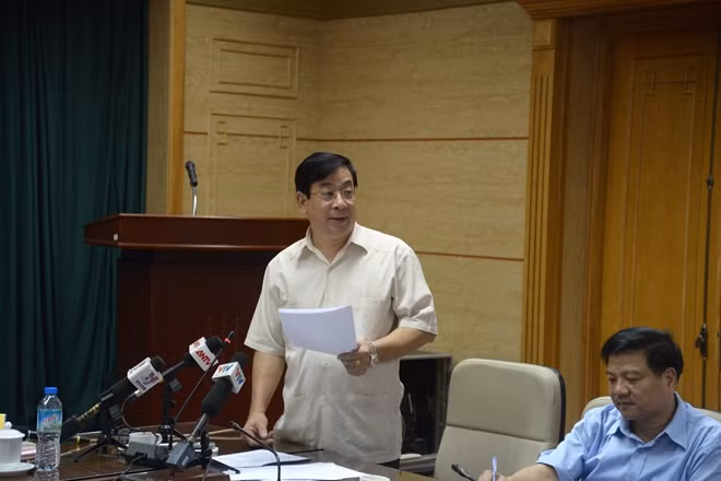PGS.TS. Lương Ngọc Khuê -Cục trưởng Cục Quản lý KCNB báo cáo tình hình điều trị bệnh SXH