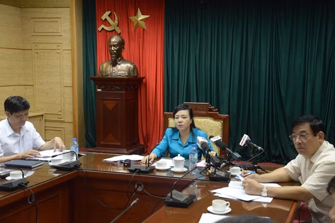 Bộ trưởng Bộ Y tế Nguyễn Thị Kim Tiến chủ trì. cuộc họp khẩn