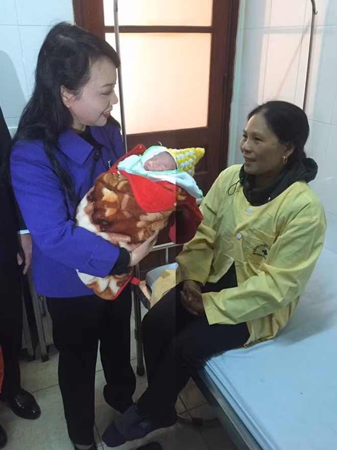 Bộ trưởng Nguyễn Thị Kim Tiến thăm hỏi bệnh nhân