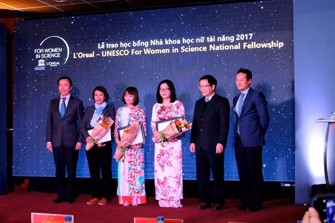 Trao học bổng cho 3 nhà khoa học trẻ tiềm năng
