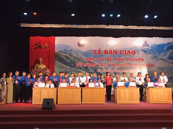 Lễ tiễn các bác sĩ trẻ về vùng nghèo công tác