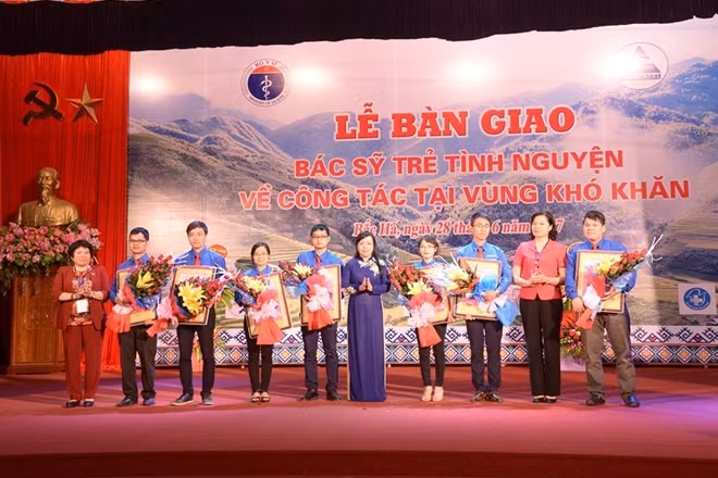 Bộ trưởng Bộ Y tế Nguyễn Thị Kim Tiến và các bác sĩ trẻ tình nguyện