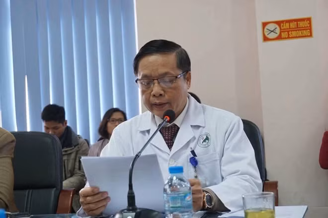 Bác sỹ Lê Anh Tuấn trao đổi với báo chí