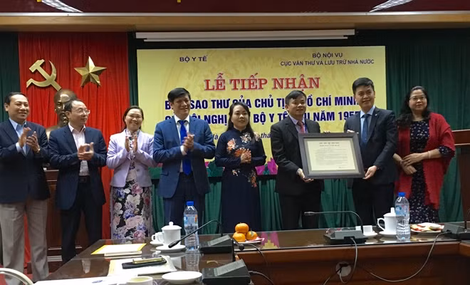 Cục Văn thư và Lưu trữ Nhà nước trao tặng Bộ Y tế phiên bản bức thư của Chủ tịch Hồ Chí Minh gửi ngành y tế.
