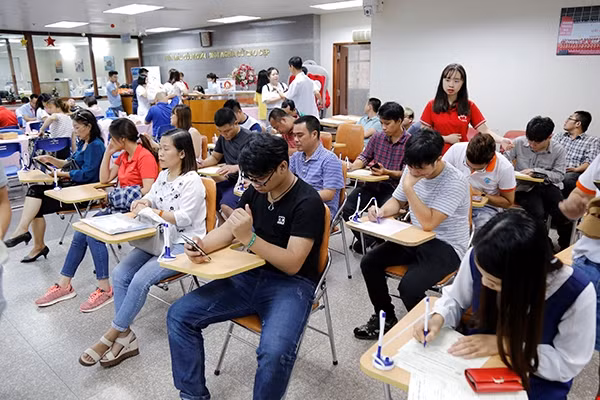 Nhiều người dân và thầy thuốc tình nguyện hiến máu cứu người những ngày qua