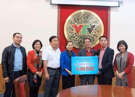 Anh Mai Xuân Sang (thứ ba từ phải qua) trao quà của các kiều bào tại Cộng hòa Liên bang Đức trong chương trình Trái tim cho em.