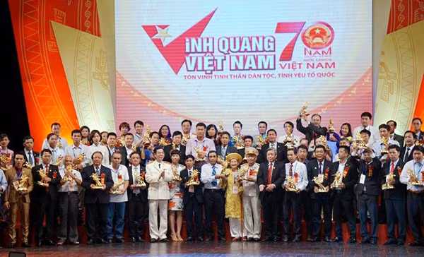 Thiếu tướng Phạm Văn Miên, GS.TSKH Vũ Minh Giang, Phó Chủ tịch Hội Khoa học lịch sử Việt Nam trao tượng Thánh Gióng - Phù Đổng Thiên Vương cho những cá nhân xuất sắc.