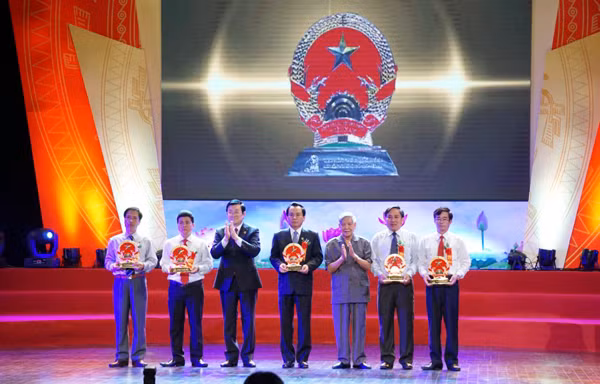 Chủ tịch nước Trương Tấn Sang, nguyên Tổng bí thư Lê Khả Phiêu tặng biểu tượng Quốc huy Việt Nam cho 5 cá nhân đại diện cho 5 vùng đất thiêng liêng của Tổ quốc.