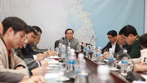 Phó Thủ tướng Hoàng Trung Hải chủ trì cuộc họp khẩn ứng phó siêu bão Hagupit.