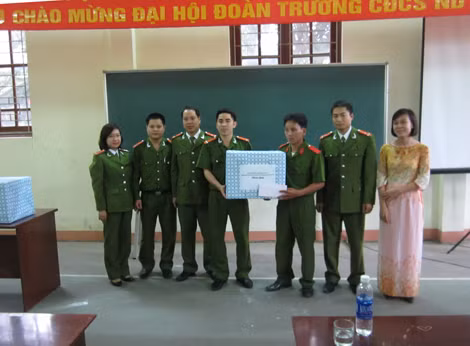 Các thầy, cô giáo Trường Cao đẳng Cảnh sát nhân dân 1 trao quà cho học viên Giàng A Vừ.