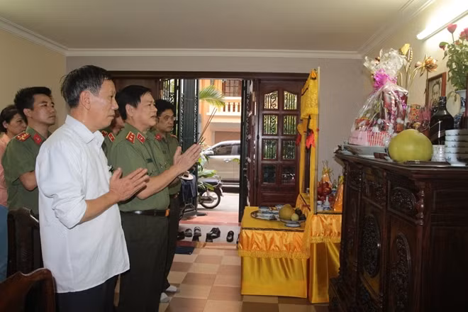 Trung tướng Nguyễn Xuân Mười và đoàn Công tác Tổng cục chính trị Công an nhân dân thắp hương tưởng nhớ anh linh các anh hùng liệt sĩ.