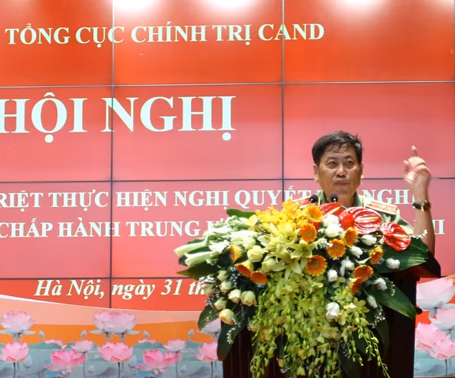 Thiếu tướng Trương Giang Long truyền đạt đến các đại biểu về một số nội dung các Nghị quyết Trung ương 5