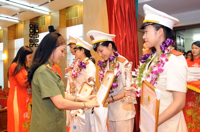 Thượng tá Nguyễn Thuý Quỳnh, Phó Tổng biên tập Báo CAND tặng quà của Báo CAND cho các thanh niên xuất sắc tiêu biểu