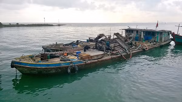 Phương tiện và tang vật khai thác thủy sản trái phép bị bắt giữ.