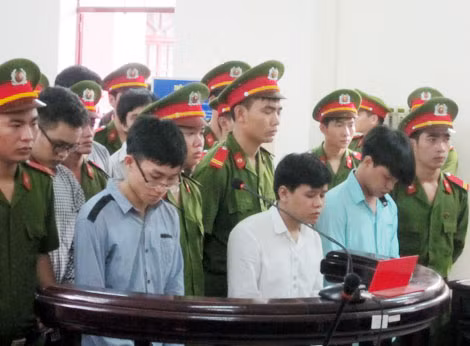 Các bị cáo tại toà.