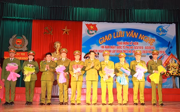 Thiếu tướng Phan Xuân Sơn và Đại tá Phạm Hữu Học, Giám thị Trại giam Ninh Khánh tặng hoa chúc mừng CBCS có thành tích xuất sắc.