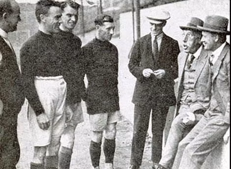 Sir Henry Norris (thứ 2 từ phải sang), người tạo ra sự hận thù giữa Spurs và Arsenal.