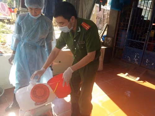Cảnh sát Môi trường Quảng Ninh khử trùng tại phường Mông Dương, TP Cẩm Phả.