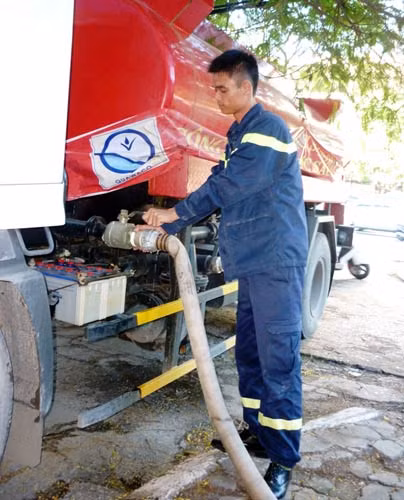 Cảnh sát PCCC Quảng Ninh cung cấp nước sạch cho nhân dân.