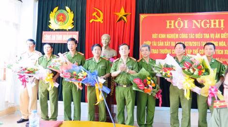 TT2: Đại tá Trần Đức Việt, Phó giám đốc CA tỉnh Quảng Trị trao thưởng cho các đơn vị tham gia phá án.
