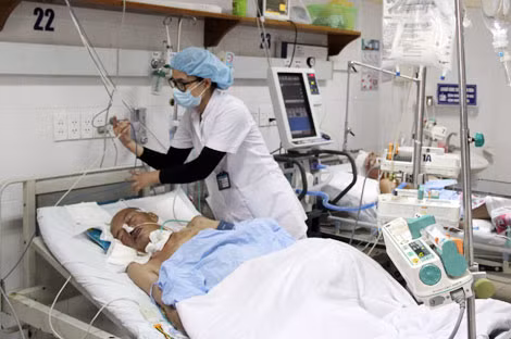 Các thầy thuốc ở BV Việt Đức luôn sẵn sàng cấp cứu bệnh nhân.