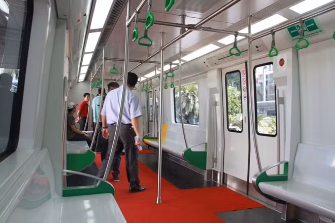 Chiều cao toa tàu tính từ mặt ray đến đỉnh tàu: 3,8m; Độ rộng lớn nhất toa tàu: 2,8m; Chiều cao giữa phía trong toa tàu 2,1m; Chiều cao nhỏ nhất khu vực khách đứng 1,9m (cửa ghép nối toa).