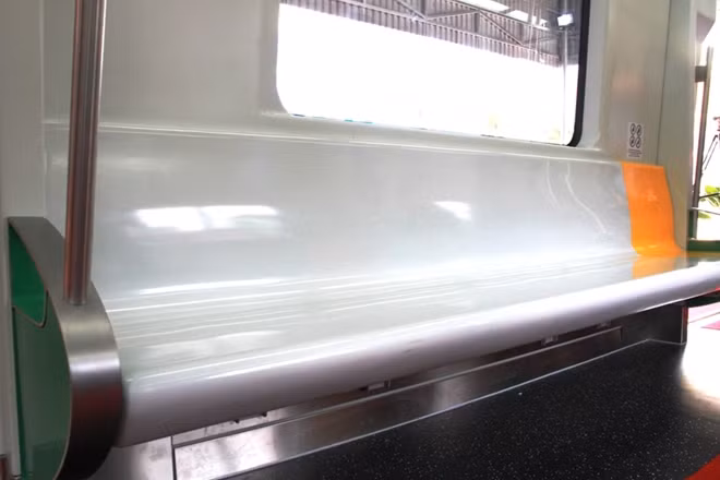 Ghế ngồi sử dụng vật liệu Composite có độ bền chắc cao, đặc biệt tránh được cảm giác lạnh khi ngồi vào mùa đông.