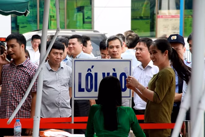 Ngay từ sáng sớm, rất đông người dân có mặt tại triễn lãm Giảng Võ để xem tàu mẫu.