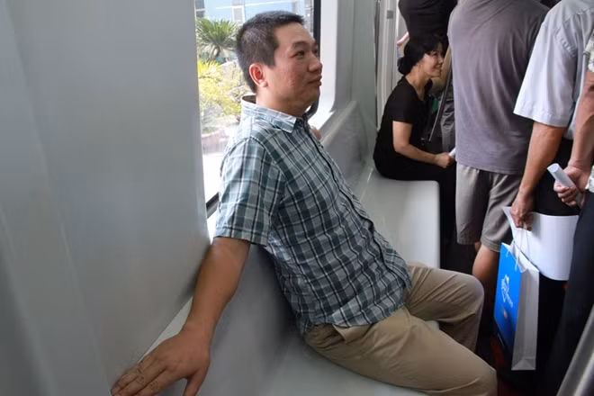 Tạo cảm giác ngồi thuận lợi cho hành khách. Bố trí dãy ghế dài dọc vách toa, dưới cửa sổ, giữa toa là lối đi hoặc chỗ đứng cho hành khách.