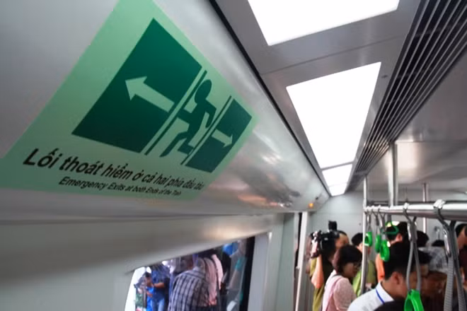 Bảng hiệu chỉ dẫn trên tàu.