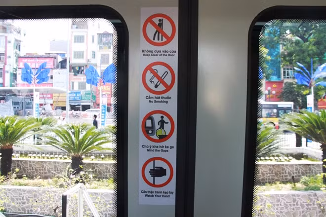 Bảng báo cấm ngay tại cửa ra vào.