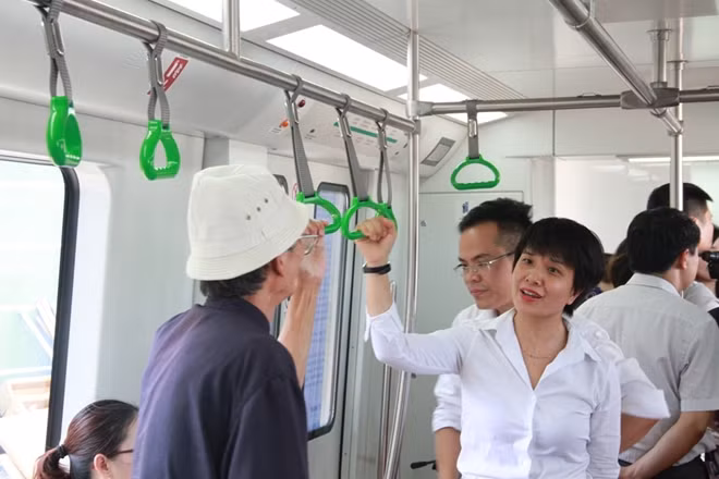 Các tay vịn cho khách đứng trên toa sử dụng màu xanh lá cây.