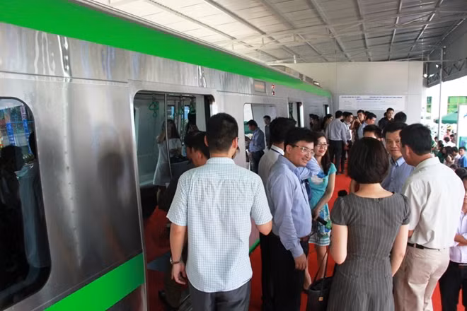Người dân háo hức để vào phía trong toa tàu.