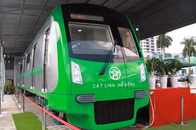 Chiều dài toa đầu là 20m với màu sắc xanh tươi thân thiện với môi trường.