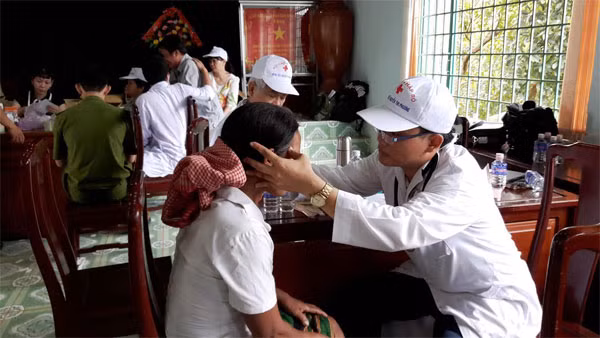 Bác sĩ khám bệnh, tư vấn và phát thuốc cho bệnh nhân.