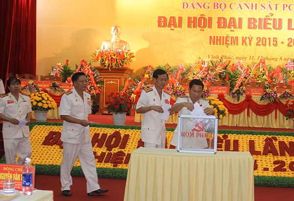 Các đại biểu bỏ phiếu bầu Ban chấp hành nhiệm kỳ mới.