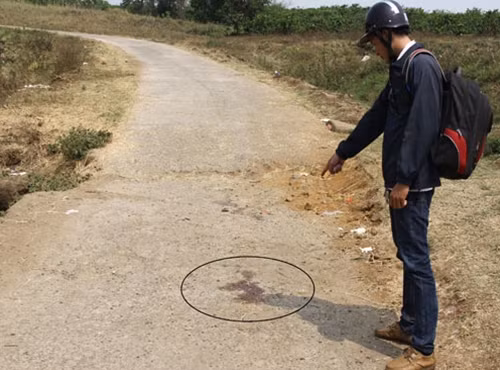 Hiện trường nơi phát hiện cháu Trang bị đánh và vết máu còn sót lại trên đường.