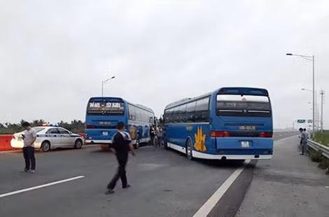 Xe khách chắn ngang giữa đường phản đối tăng phí đường bộ.