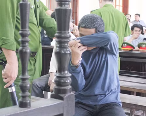 Nguyễn Hữu Khính đã bật khóc tại tòa, ân hận về tội ác của mình.