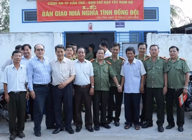 Trao nhà nghĩa tình đồng đội cho gia đình Đại úy Trần Như Dũng.