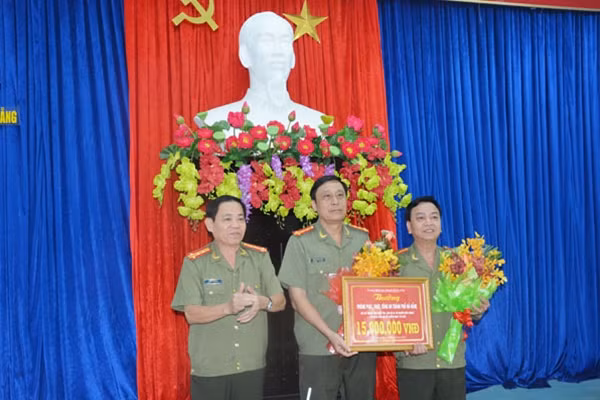 Lãnh đạo Công an TP Đà Nẵng khen thưởng cho các đơn vị tham gia làm rõ vụ rút tiền qua thẻ giả.