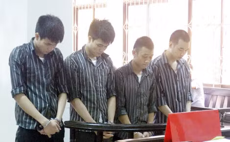 Bị cáo Phúc và đồng bọn tại phiên tòa phúc thẩm.