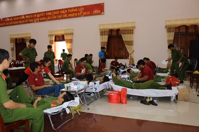 Thanh niên tình nguyện hè và hiến máu tình nguyện.