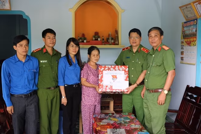 Thăm và tặng 20 phần quà cho 20 hộ gia đình chính sách trên địa bàn đơn vị Trại giam Xuân Lộc đóng quân.